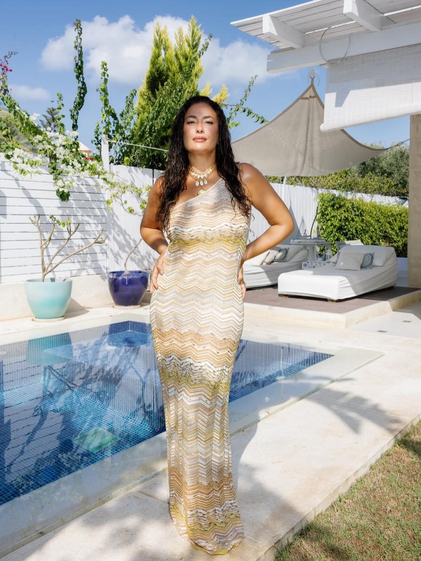 هند صبري تحتفظ بأجواء الصيف بفستان Missoni الملوّن