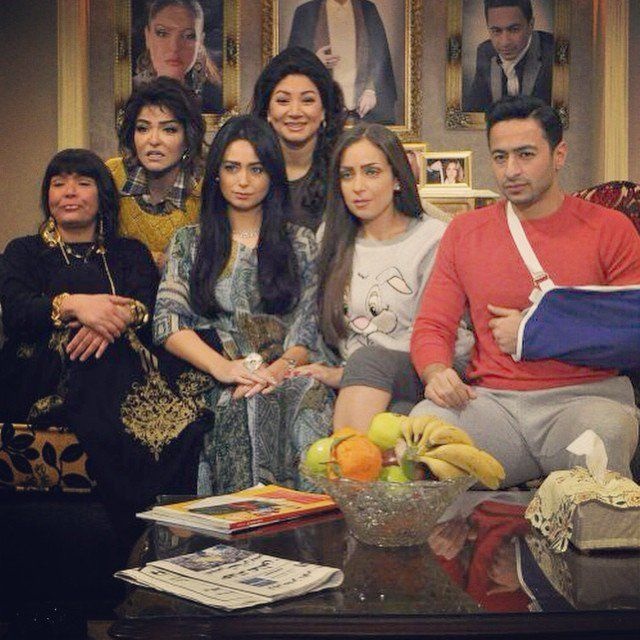 حمادة هلال مع نجوم مسلسله ولي العهد