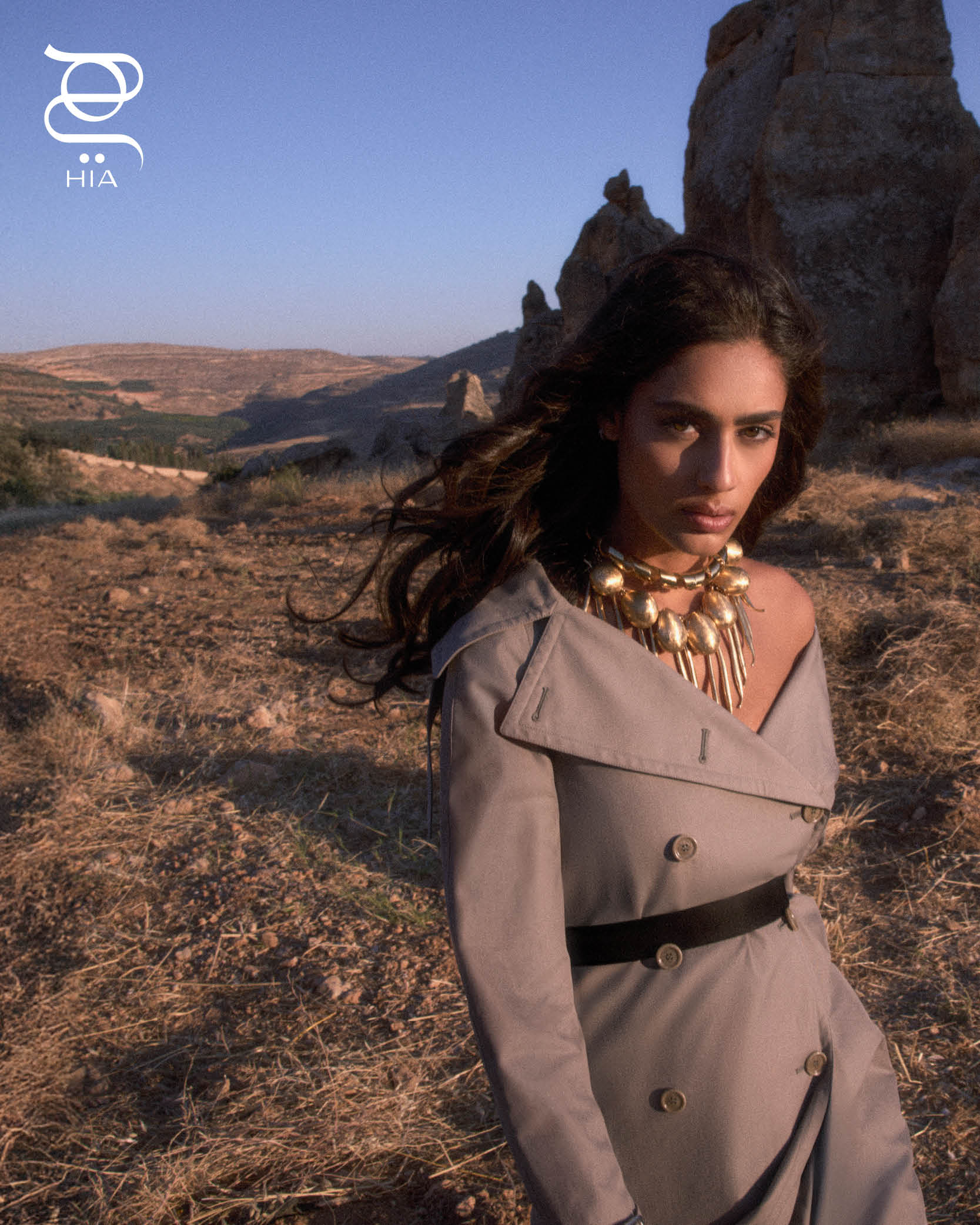 3 سلاسل ذهبية من "جاكموس" Jacquemus و "رابان" Rabanne معطف وحزام من "ماكس مارا" Max Mara