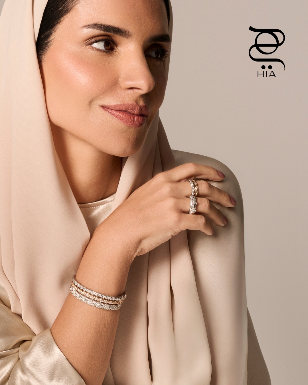  ‏"بيرد أون أ روك من تيفاني"‏ Bird on a Rock by Tiffany‏ ‏ سوار عريض وخاتم من البلاتينوم، سوار ضيّق وخاتم من البلاتينوم، سوار ضيّق وخاتم من الذهب الوردي، وخاتم عريض ‏من الذهب الوردي مرصّع بالألماس جميعها من دار "تيفاني أند كو" .‏Tiffany & Co