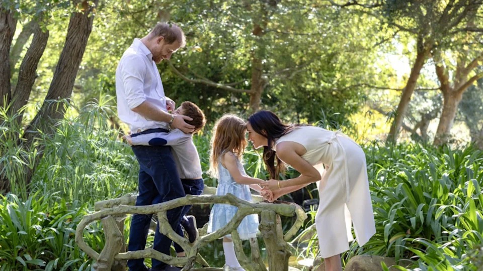 الأمير هاري وميغان ماركل يخطفان الأنظار ببطاقة عيد الميلاد لعام 2026