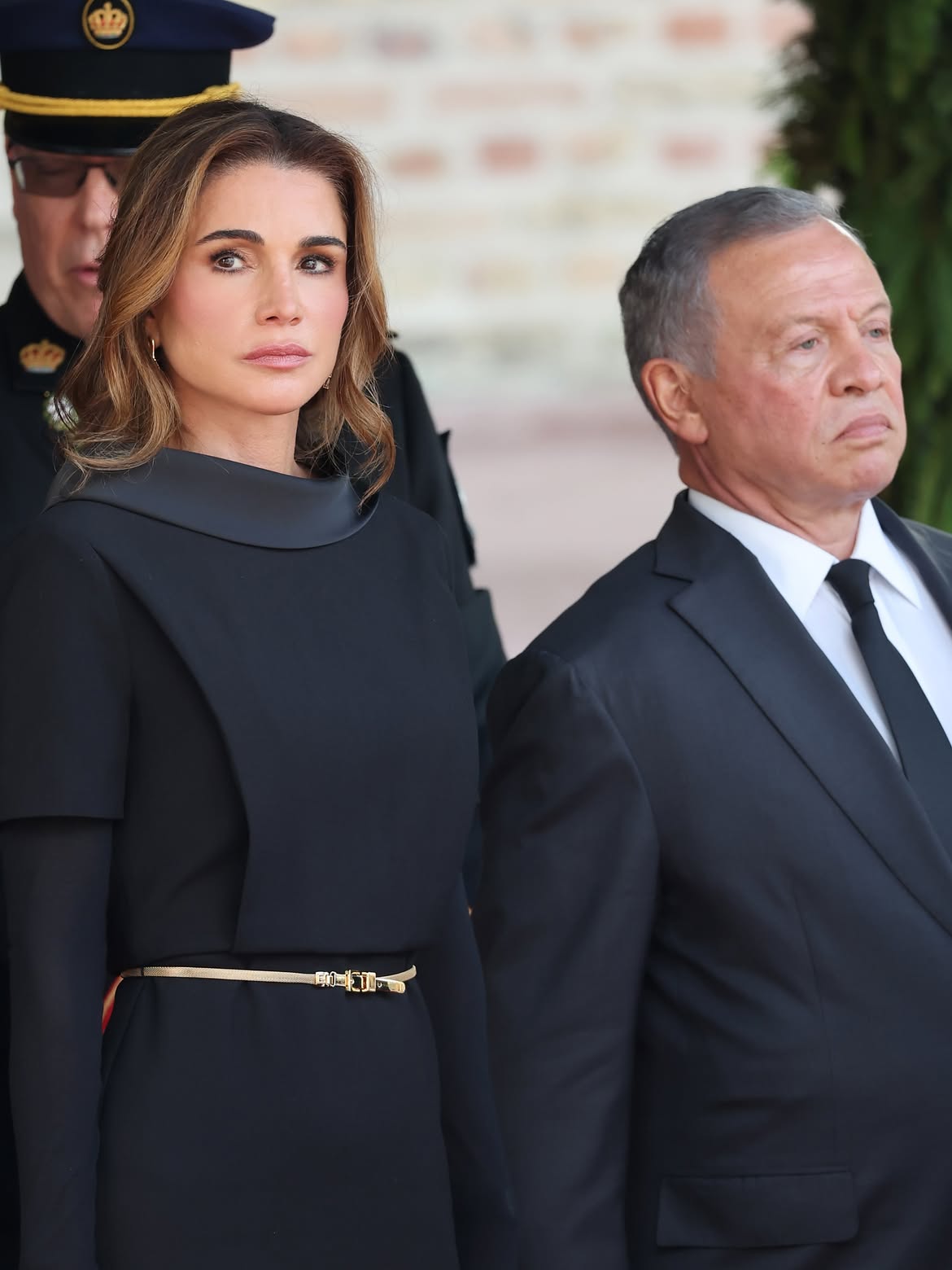 الملكة رانيا بفستان أسود من Roland Mouret في جنازة الملك هارالد
