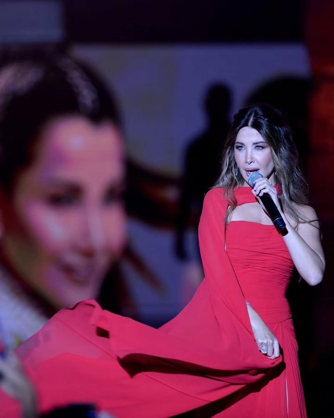 نانسي عجرم بسحر الأحمر الملكي بلمسات نجا سعادة في قرطاج