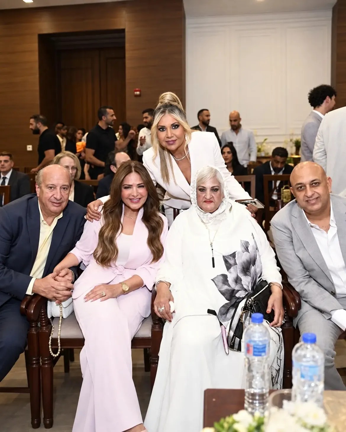 صابرين وزوجها ووالدتها في ظهور نادر