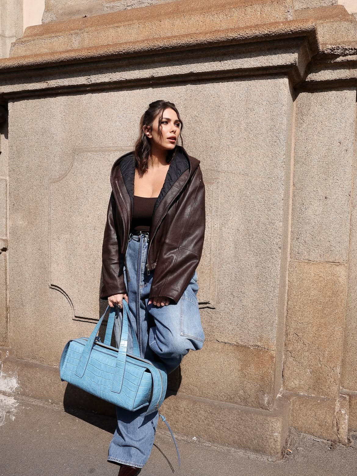 دانييلا رحمة.. مزيج البني والأزرق في إطلالة عصرية من Sportmax