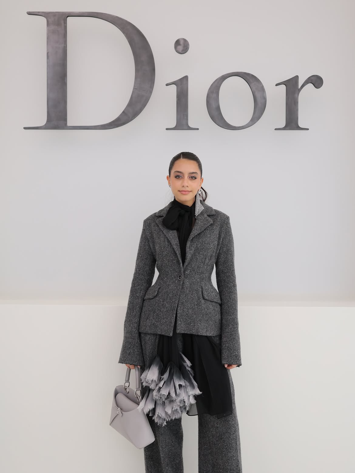 ياسمينا العبد بإطلالة البدلة الرمادية من Dior