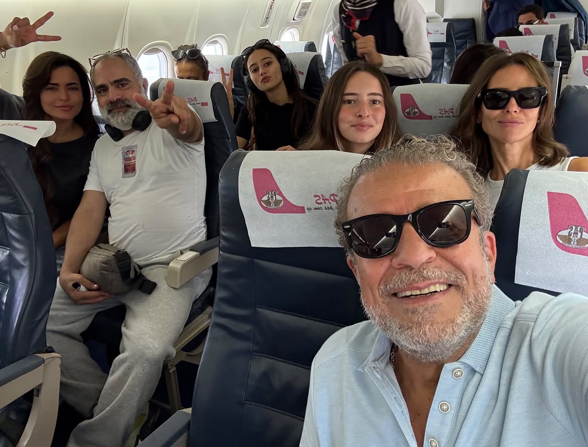 النجوم في الطائرة إلى الجونة