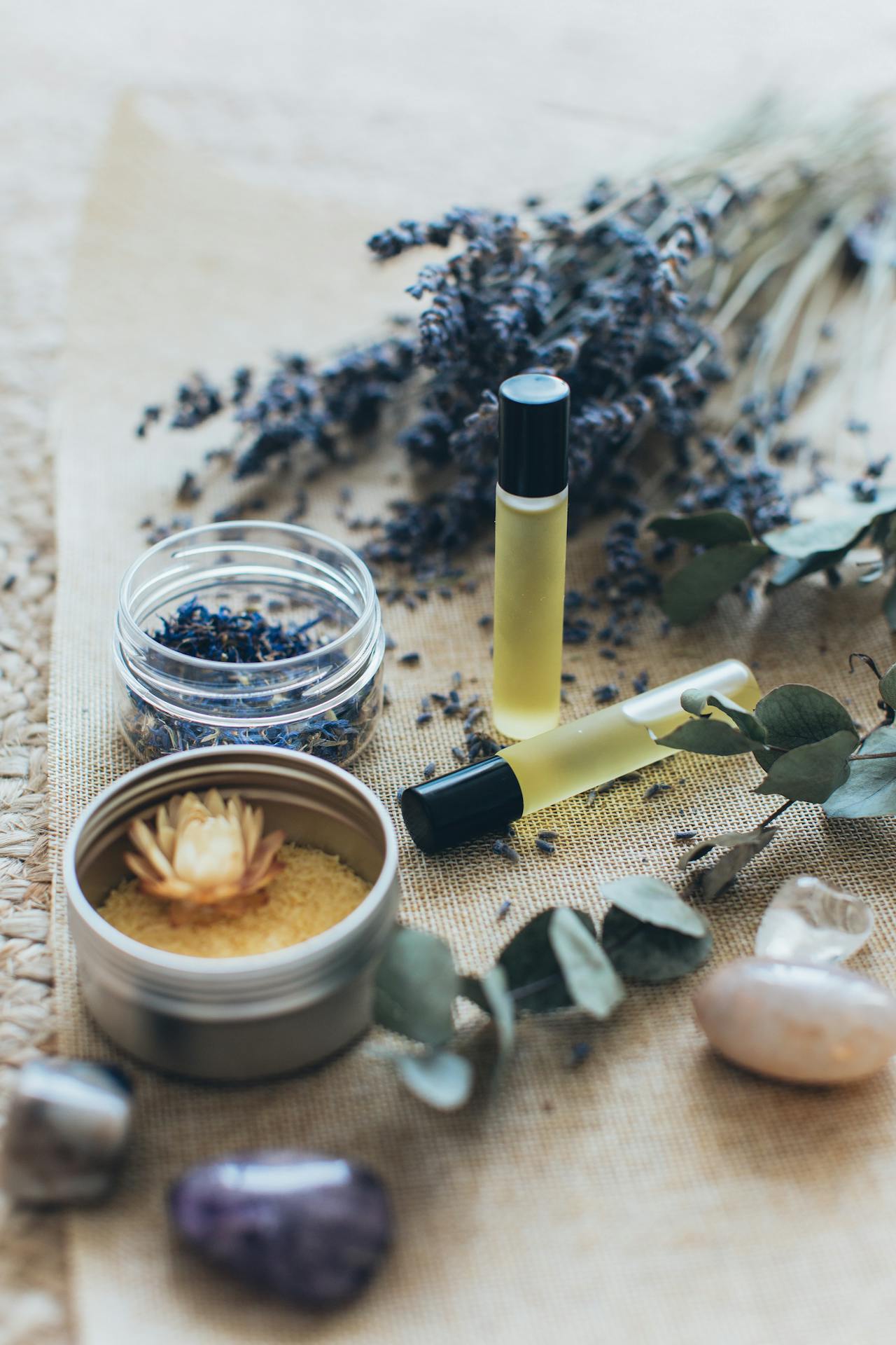 اصنعي عطرك بيديكٍ على نغمات ألحانكِ المفضلة فكل لحن مرتبط بتركيبات عطرية تصنع منزليًا لتعكس شخصيتكِ وخصوصًا في المناسبات والحفلات الموسيقية