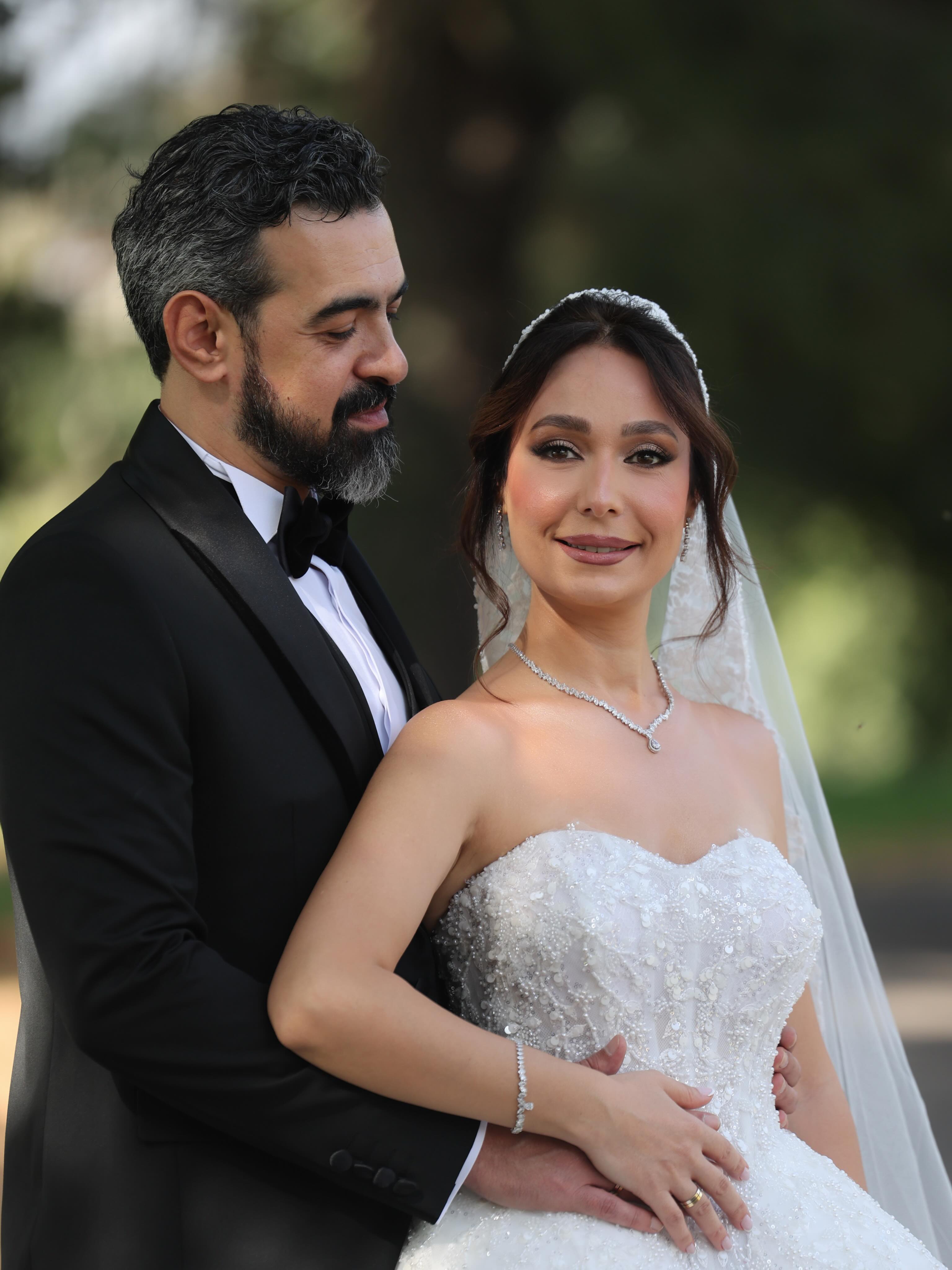 مكياج رنا كرم.. إشراقة ناعمة وعيون برونزية