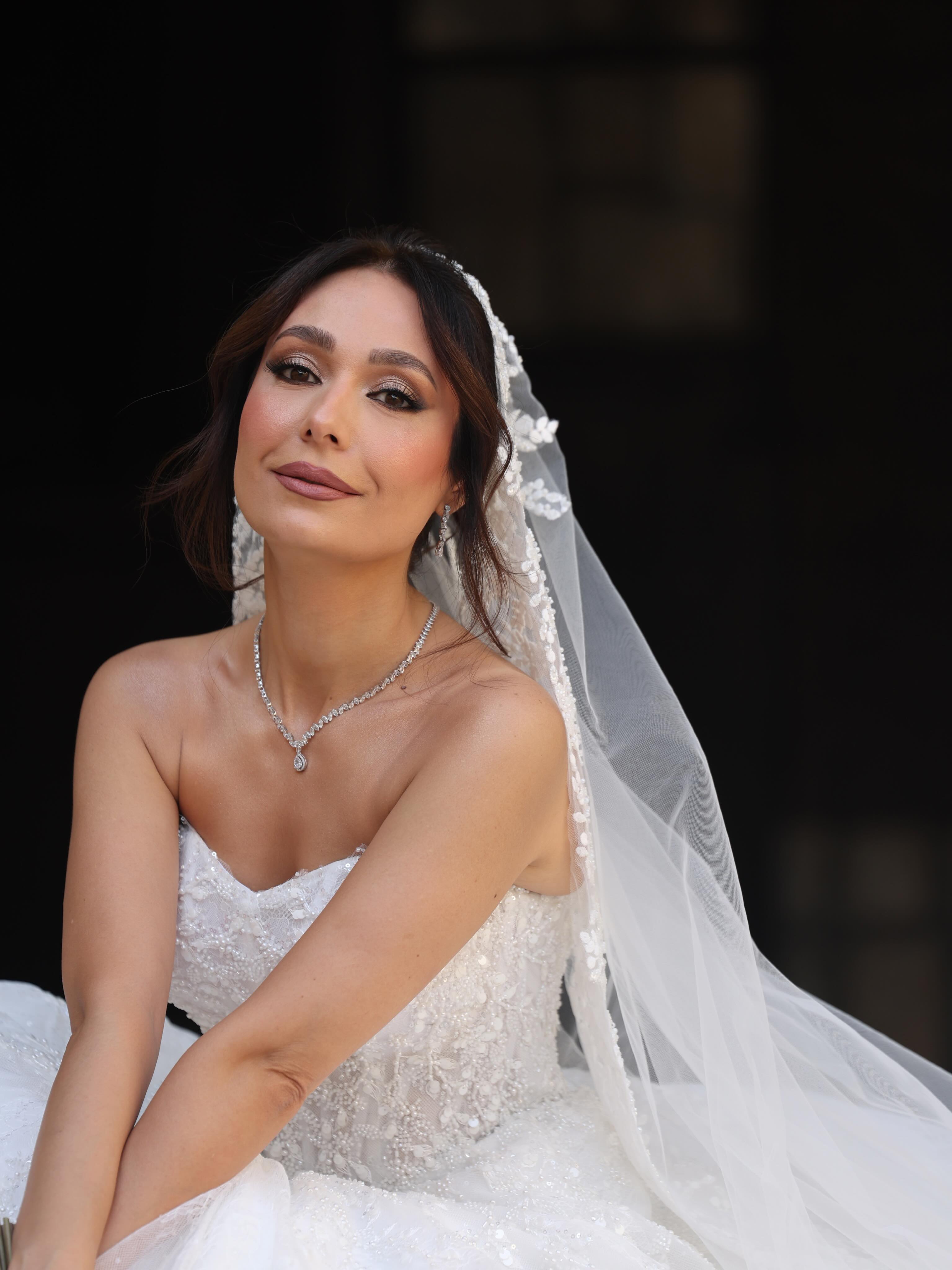 مكياج رنا كرم.. إشراقة ناعمة وعيون برونزية