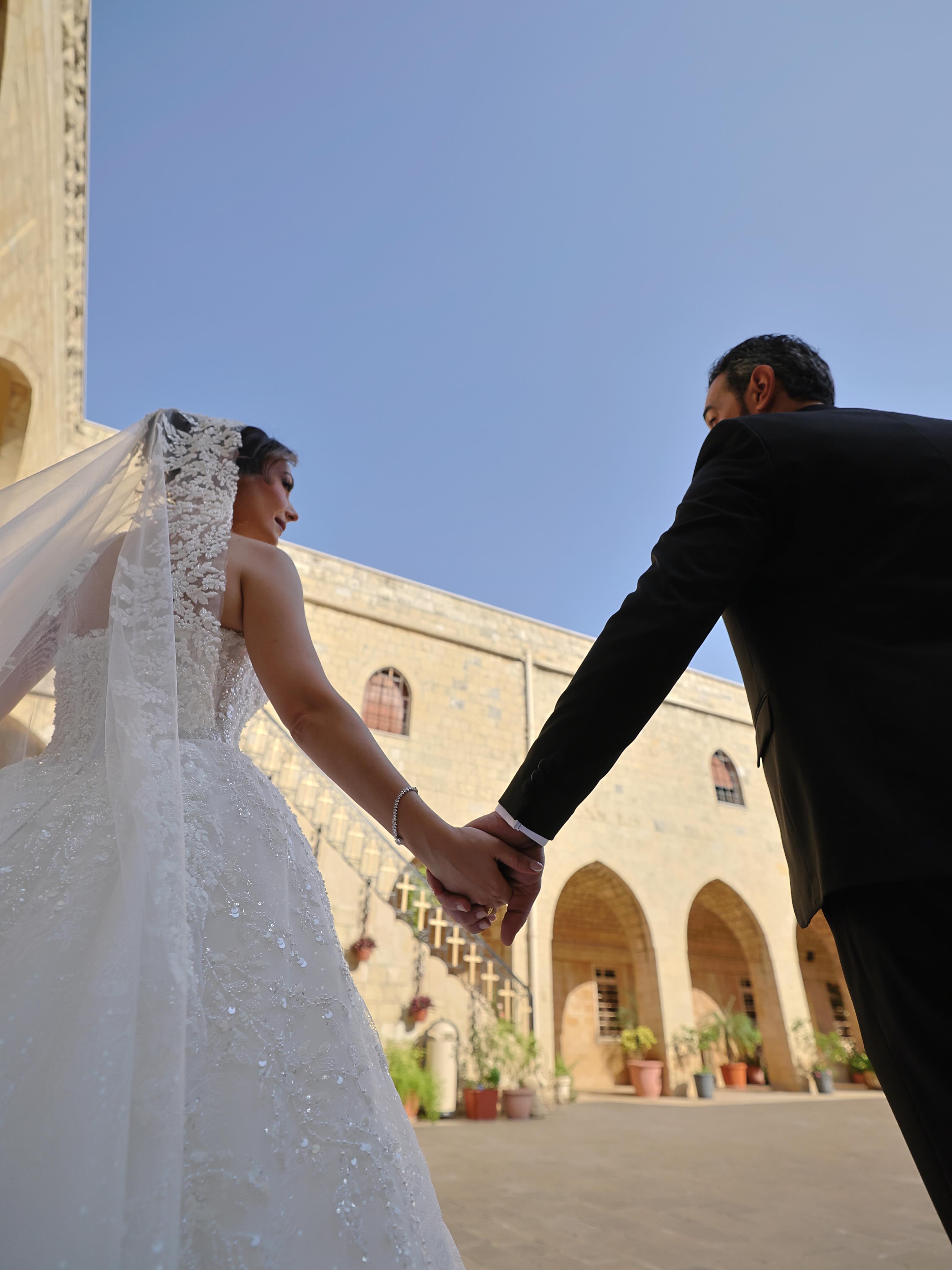 صورة من زفاف رنا كرم وتظهر برفقة عريسها