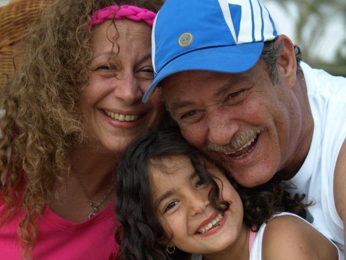 سمية الألفي وفاروق الفيشاوي وحفيدتهما