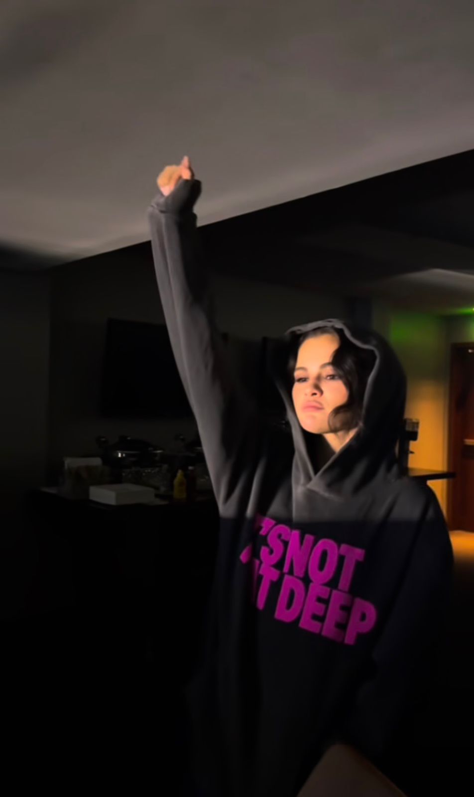 سيلينا غوميز ترتدى ملابس عليها عنوان ألبوم ديمي لوفاتو