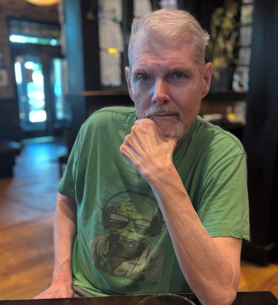 الممثل توم كين الذى أدى صوت البروفيسور