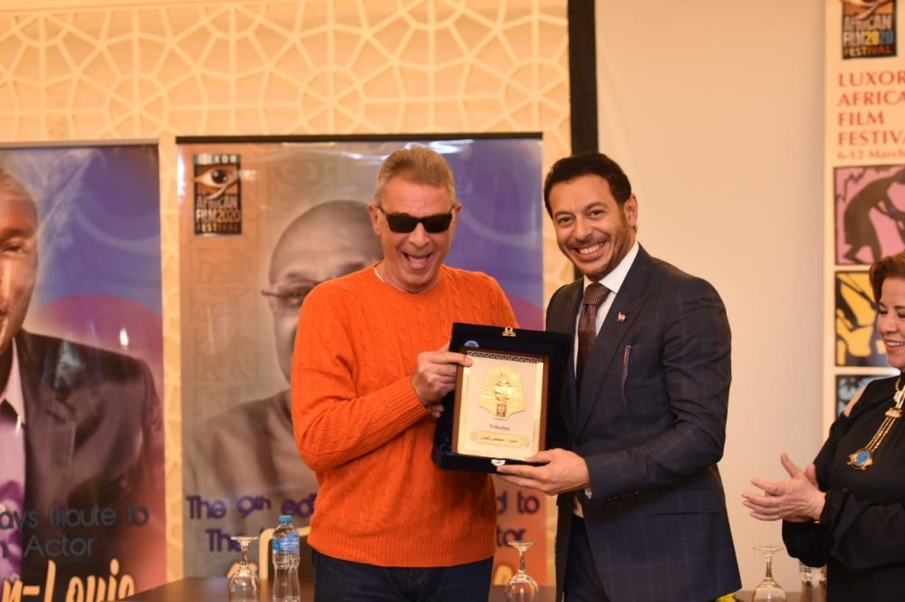 مصطفى شعبان في أثناء تكريمه من مهرجان الأقصر