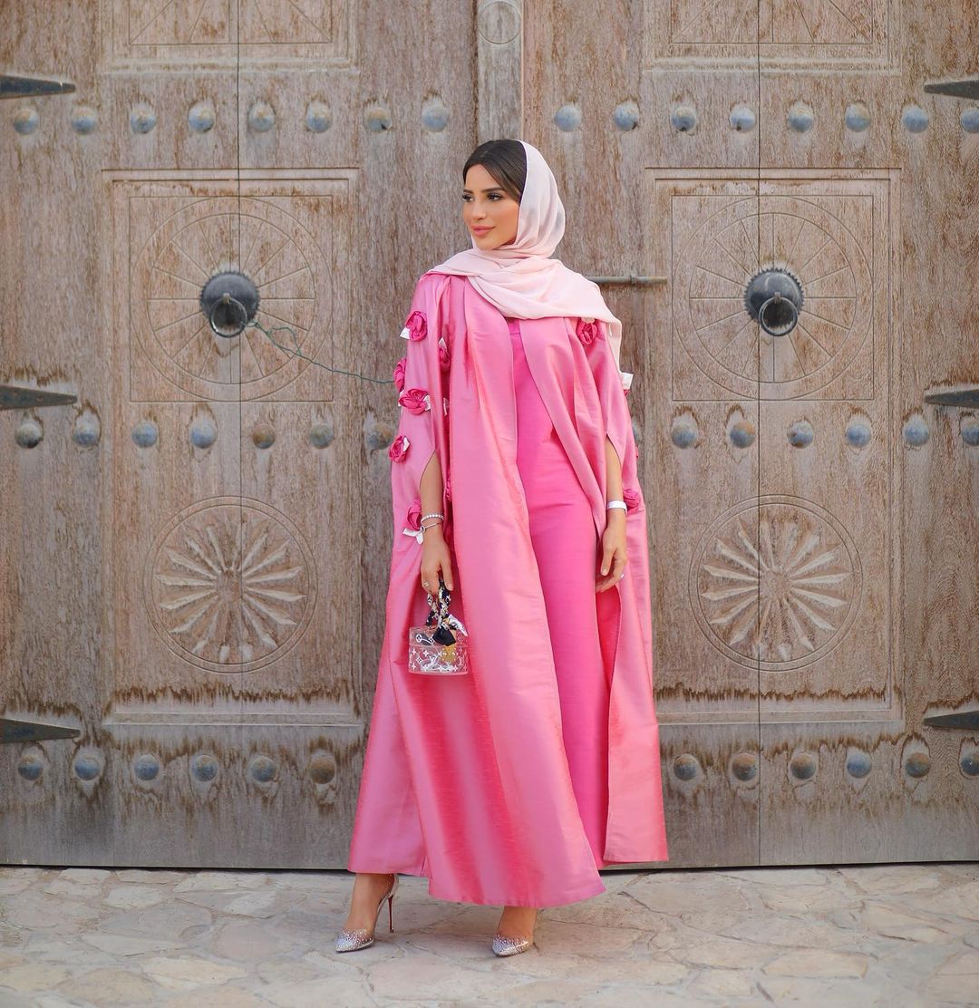 عبايات خليجية باللون الزهري القوي