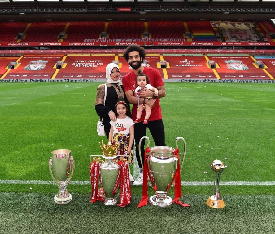 محمد صلاح مع زوجته وابنتيه