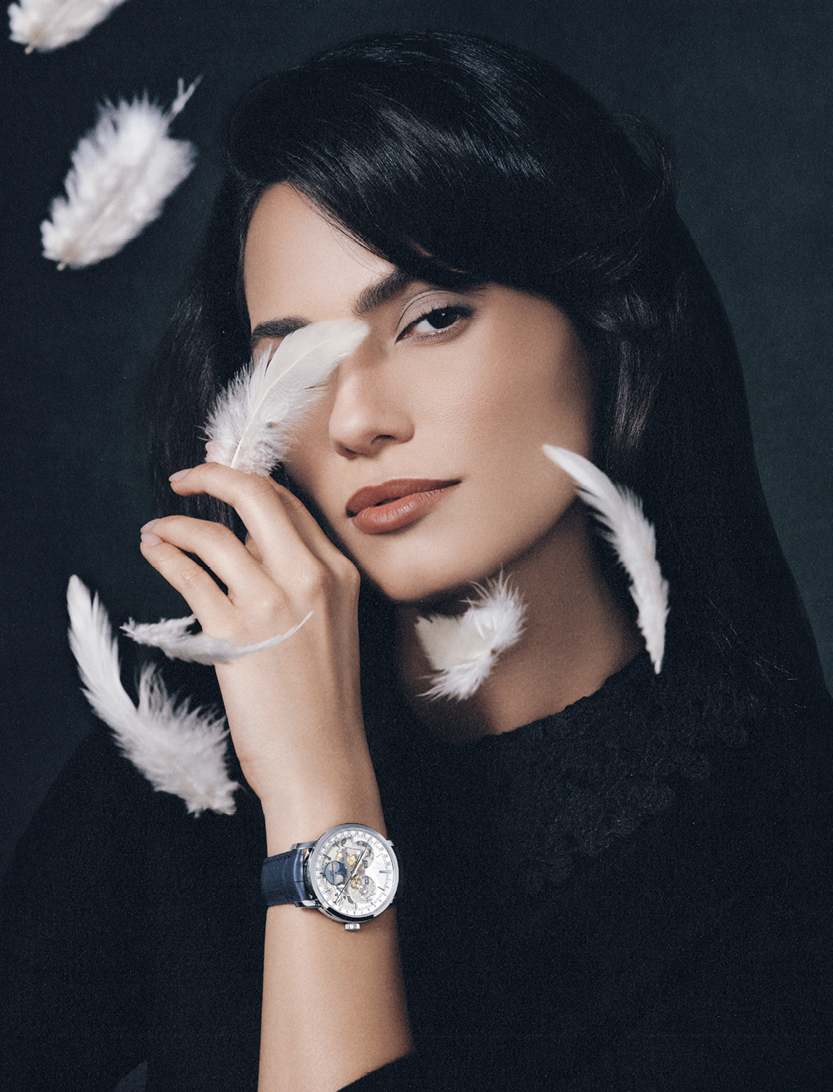 ساعة TRADITIONELLE COMPLETE CALENDAR OPENFACE ذاتية التعبئة، بعلبة من البلاتين، مع واجهة مفتوحة. إصدار محدود يقتصر على 370 قطعة من دار "ڤاشرون كونستنتان" VACHERON CONSTANTIN قميص من "لورو بيانا" LORO PIANA