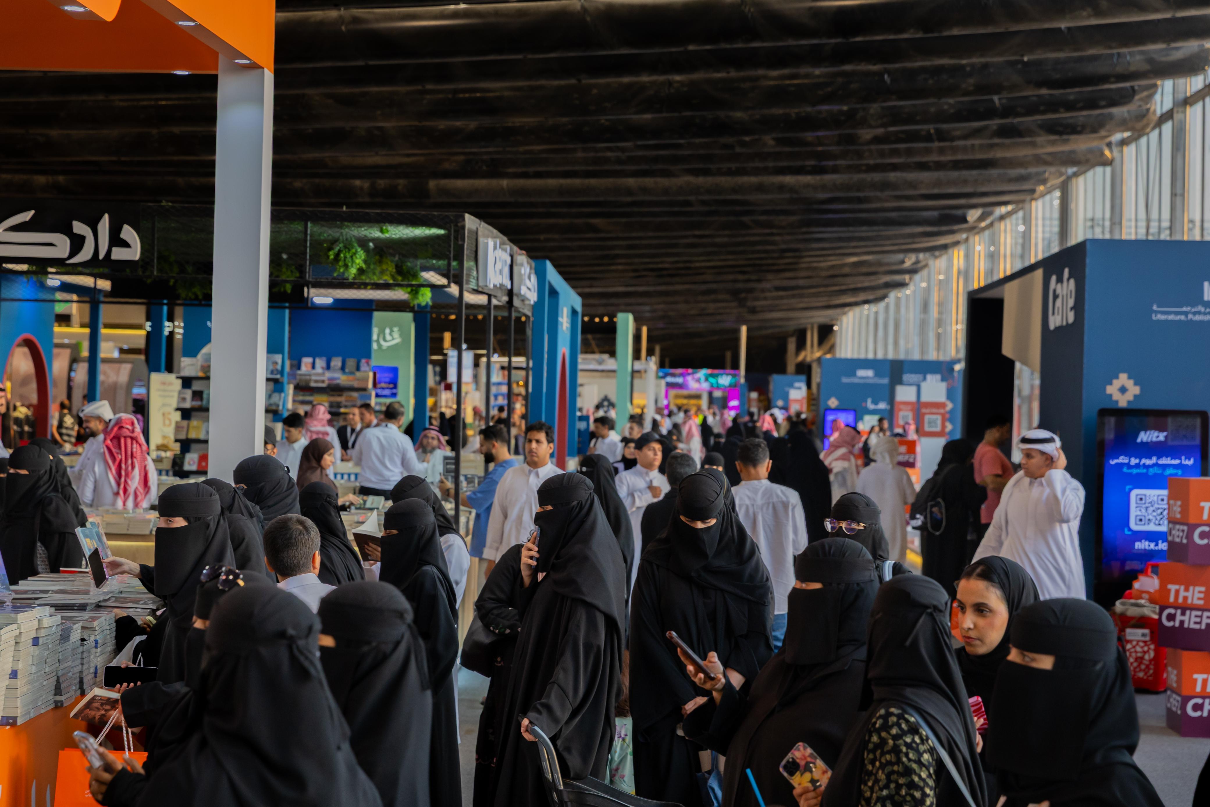 إقبال كبير من الزوار على شراء الكتب في معرض الرياض للكتاب 
