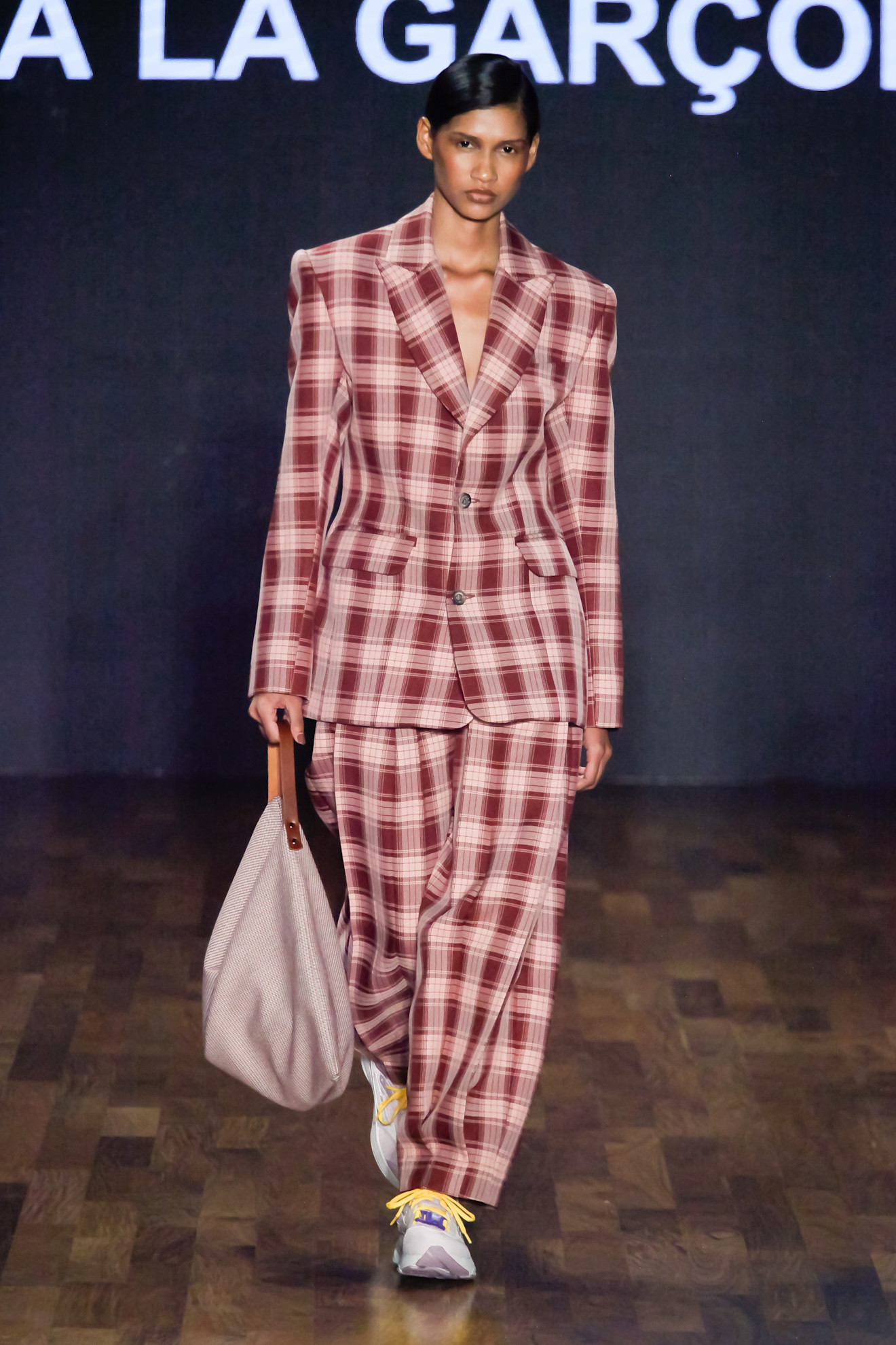 ​  البدل الرسمية 