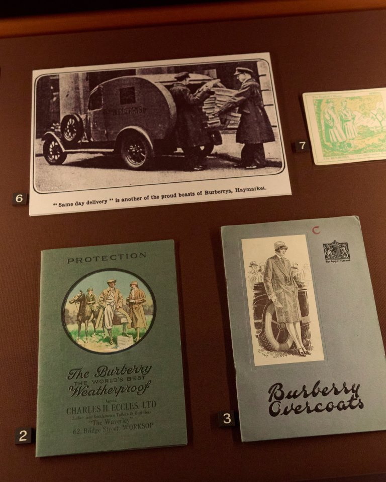 BURBERRY ومتحف فيكتوريا وألبرت يطلقان معرضاً فنياً احتفاءً بالتاريخ العريق لمعطف Burberry