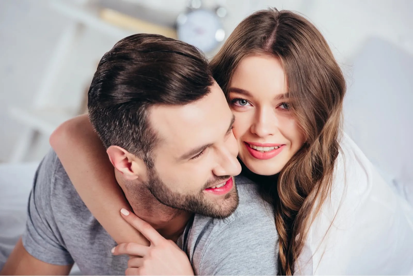 رجل برج الجوزاء في الحب.. كيف يتصرف عندما يحب؟