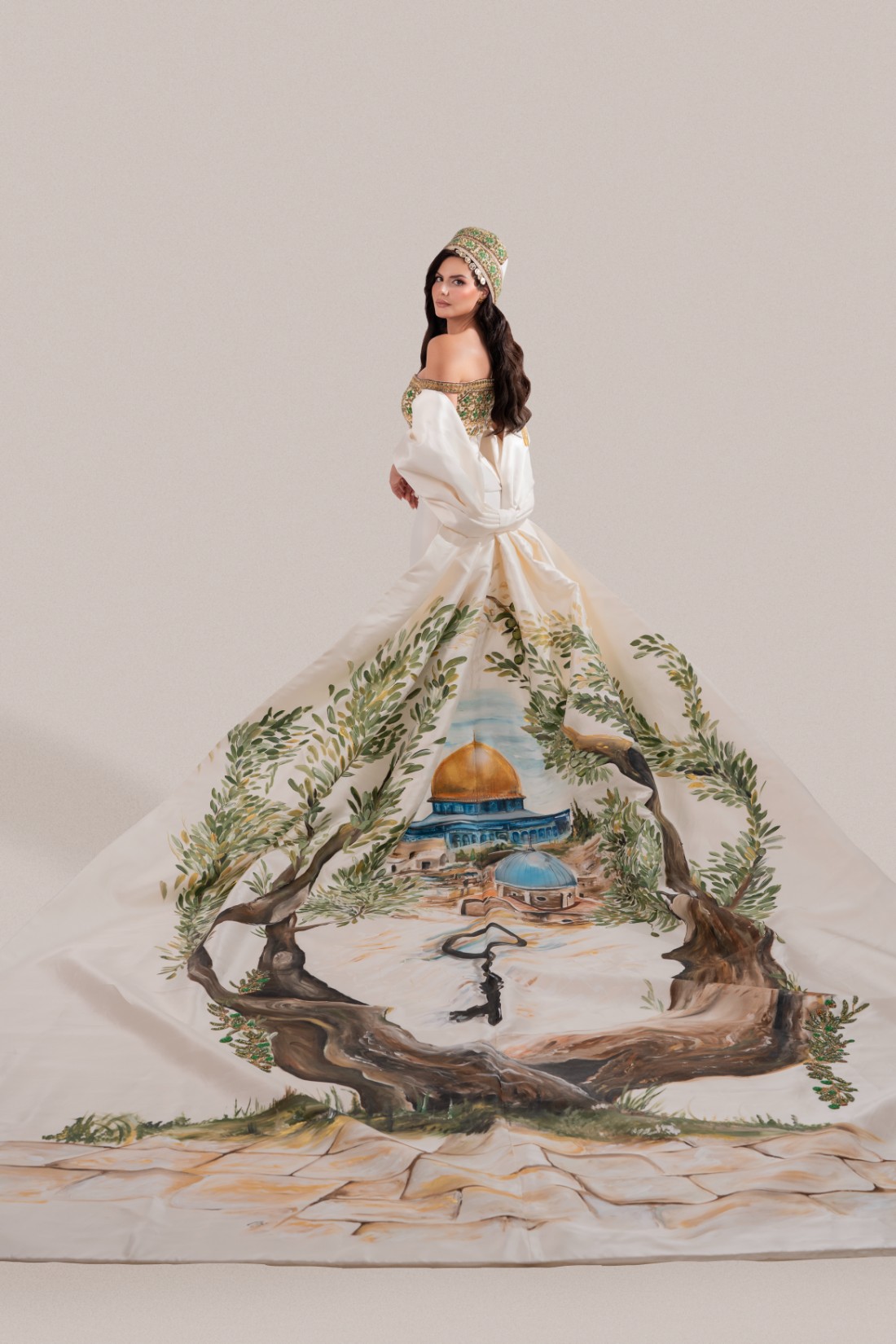 صور حصرية لـ"هي" لإطلالة نادين أيوب بالزيّ التقليدي من تصميم نيفين القاضي