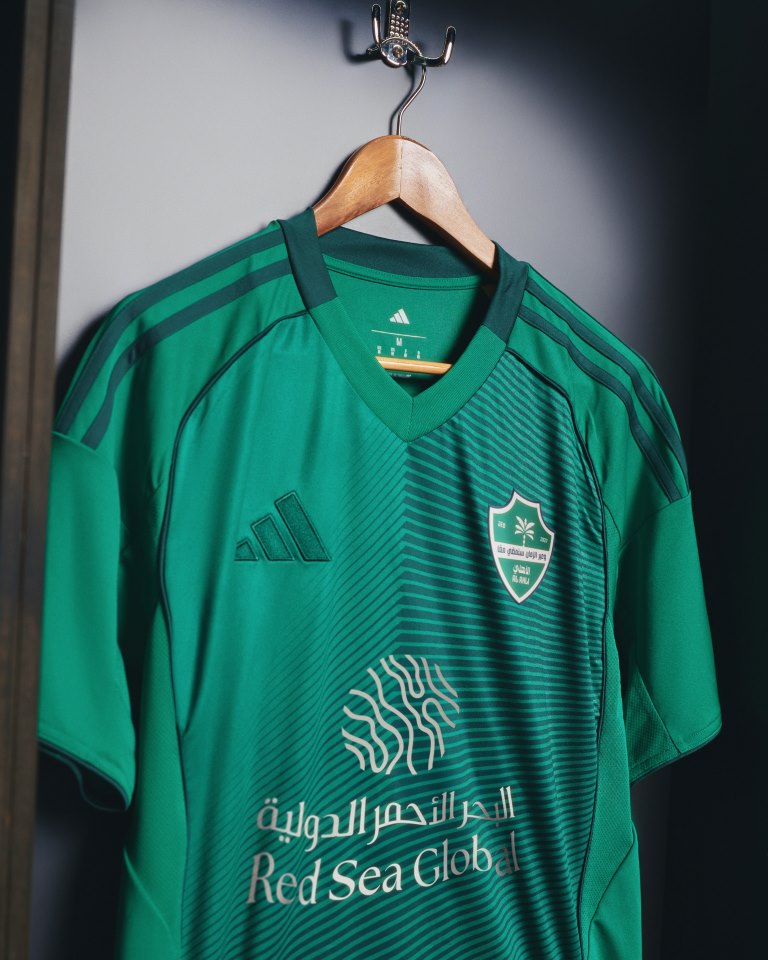أديداس ونادي الأهلي السعودي يطلقان الطقمين الأساسي والاحتياطي لموسم 2025/26