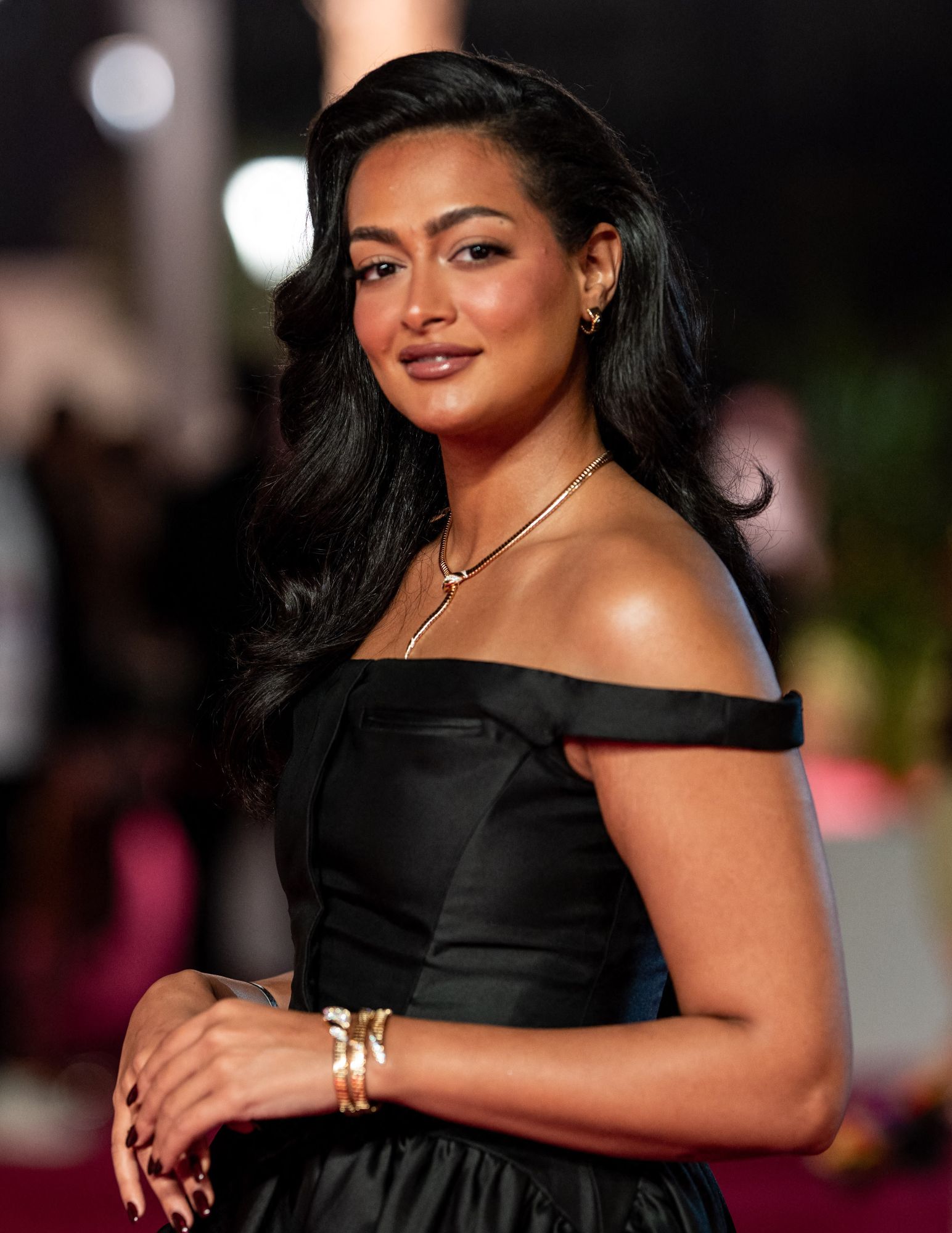 في فؤاد بسحر الكحل الأسود وأناقة الشعر المموج