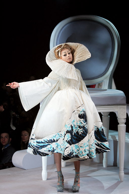 من مجموعة Dior ربيع و صيف 2007 للأزياء الراقية. الصورة من موقع AFP