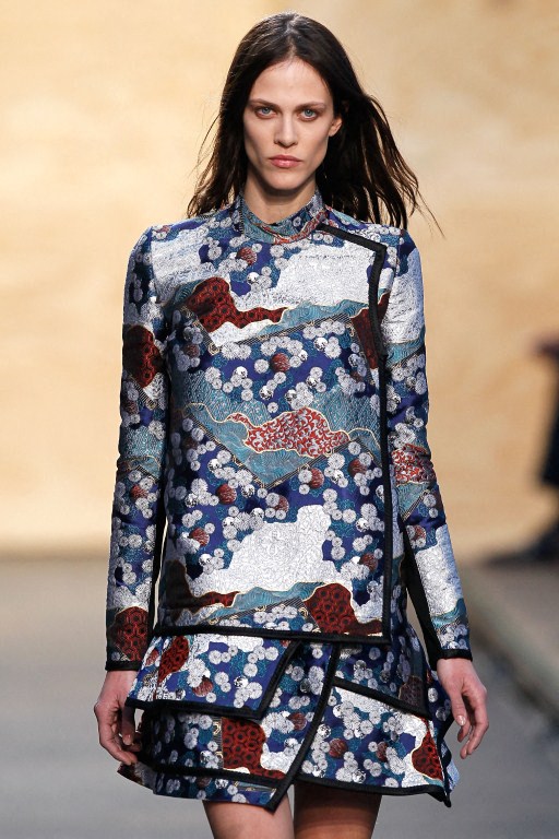 من مجموعة Proenza Schouler خريف و شتاء 2012 للملابس الجاهزة. الصورة من موقع AFP