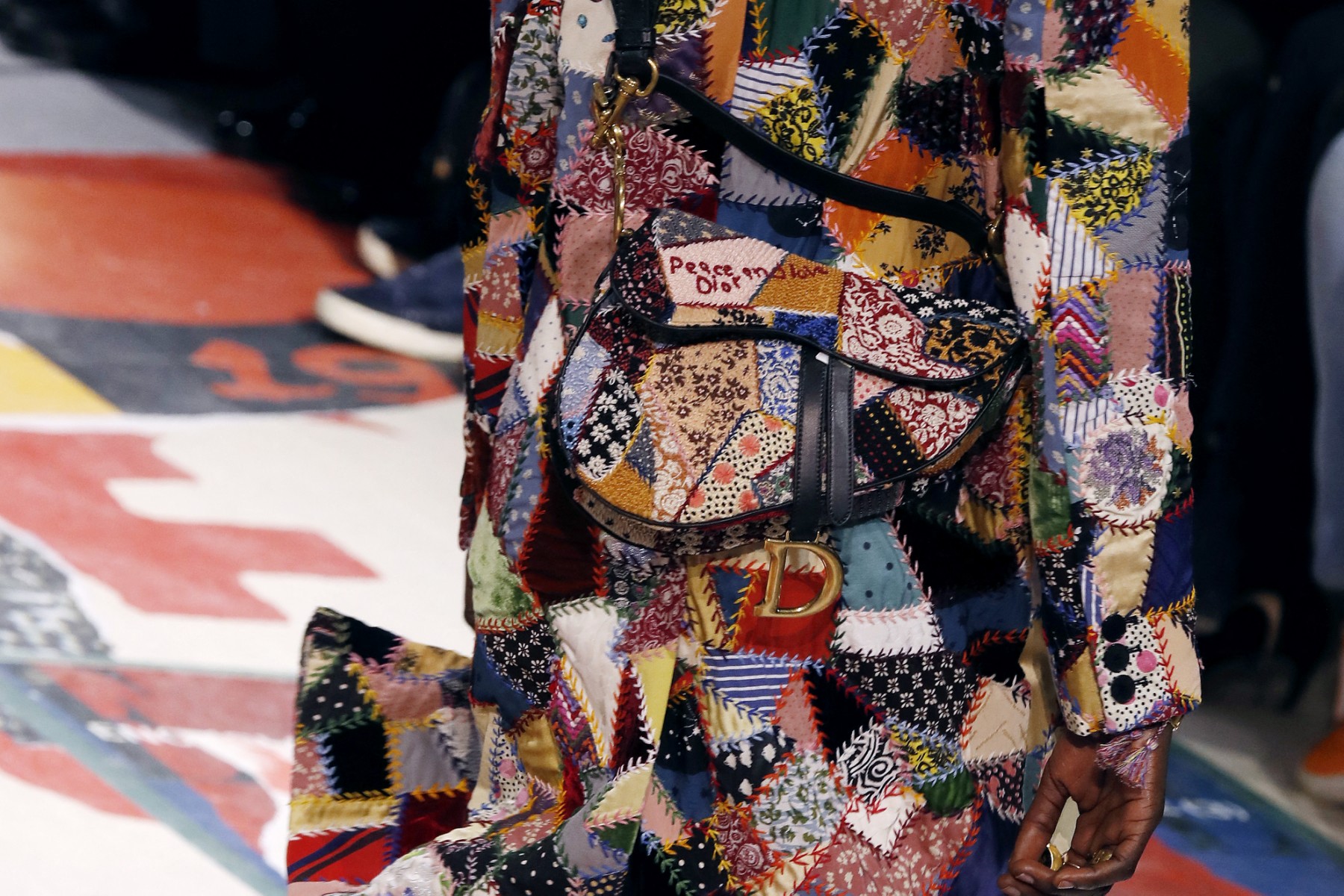 أعادت كيوري تقديم حقيبة "Saddle Bag" التي صممها في الأصل جون غاليانو