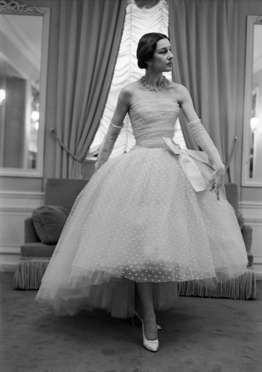 تصميم أنثوي من كريستيان ديورمن عام 1956