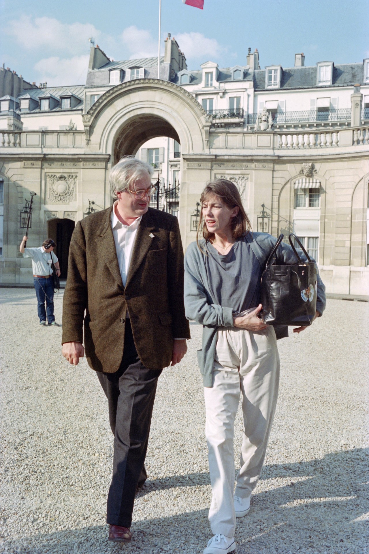 "جين بيركين" Jane Birkin تحمل حقيبتها الشهيرة من Hermes