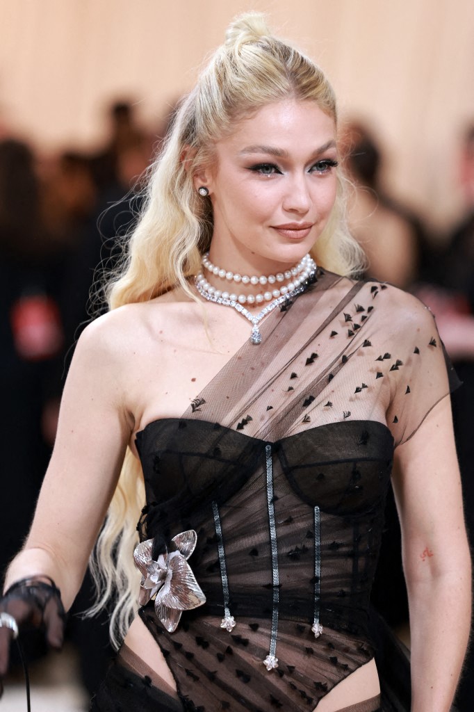 خطوط الآيلاينر السوداء مع اللؤلؤ بأسلوب Gigi Hadid