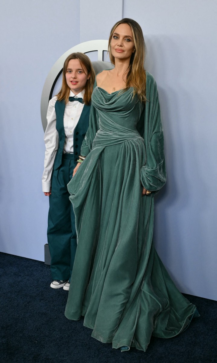 شيلوه ووالدتها أنجلينا جولي في ظهور سابق