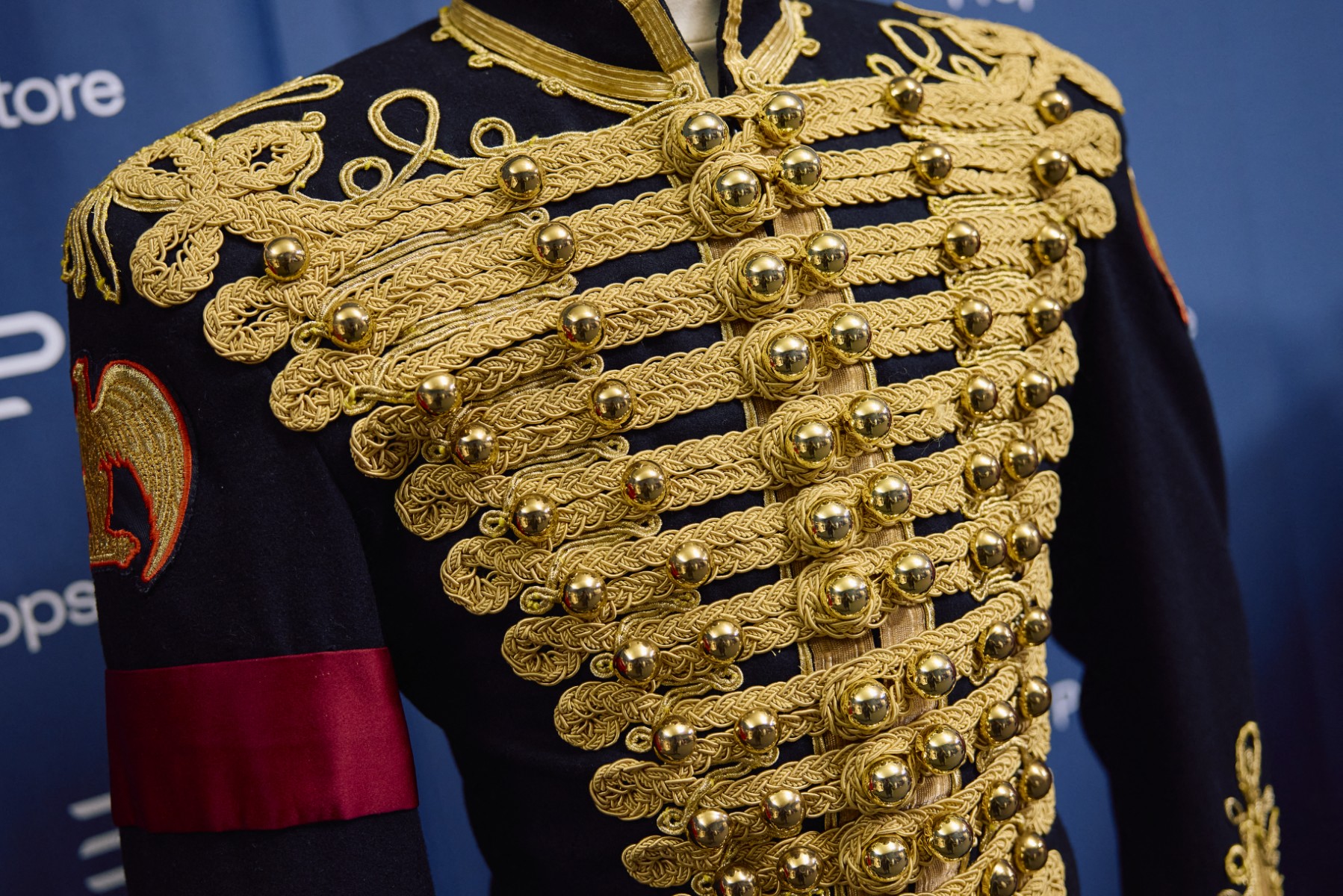 سترة من مجموعة عمر بهاتي لمايكل جاكسون، معروضة ضمن مزاد Propstore في 15 نوفمبر، خلال معاينة في لندن، 2024. الصورة من AFP