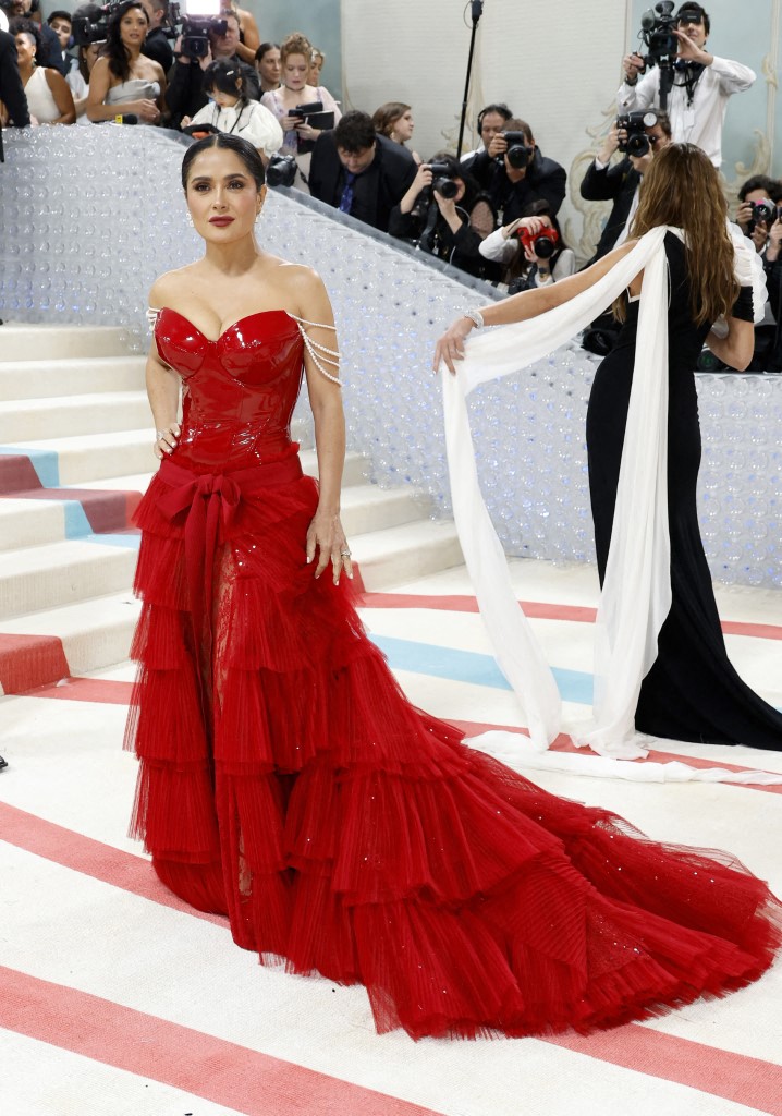 اطلالة Salma Hayek بفستان أحمر براق