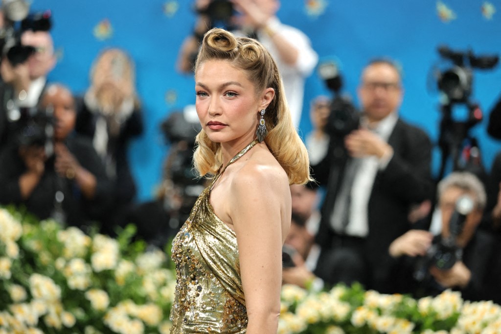 اطلالة Gigi Hadid برسمات المكياج الوردي الفاتح