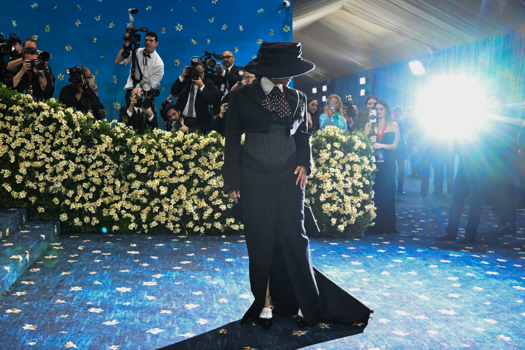 الفنانة الامريكية Rihanna بتصميم خاص من Marc Jacobs على سجادة الميت غالا 2025. الصورة من موقع AFP