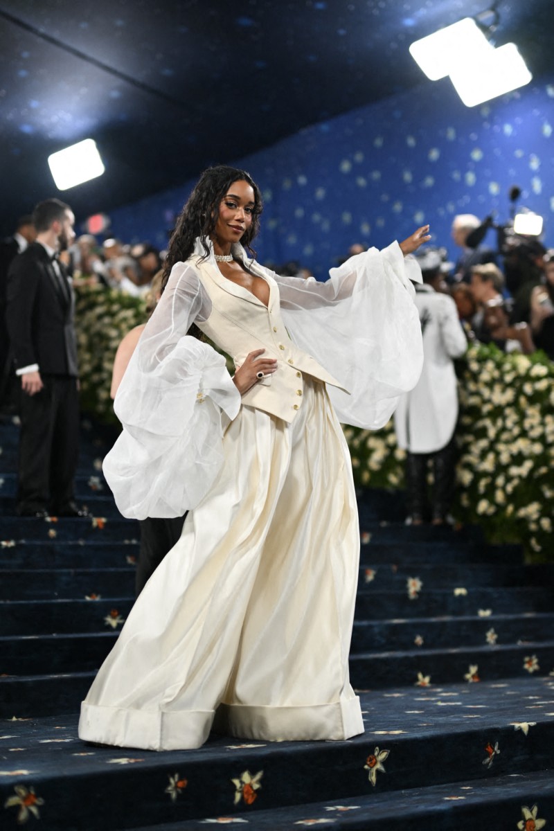 الممثلة الأمريكية Laura Harrier في حفل الميت غالا 2025. الصورة من موقع AFP