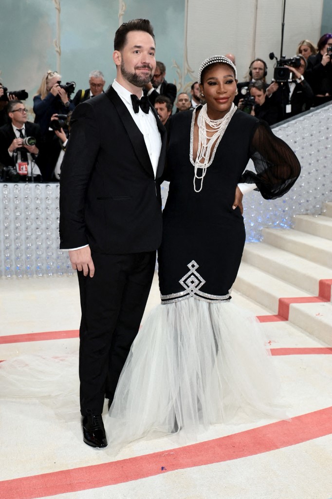 ومن الأمثلة الشهيرة على توافق الثور والميزان علاقة الممثل بيرس بروسنان Pierce Brosnan المولود في 16 مايو 1953 تحت برج الثور، وزوجته كيلي شاي سميث المولودة في 25 سبتمبر 1963 تحت برج الميزان. وقد التقيا في المكسيك عام 1994 وتزوجا في أيرلندا في 2001. وكذلك نجمة التنس الشهيرة سيرينا ويليماس وزوجها رائد الأعمال اليكسيس أوهانيان.