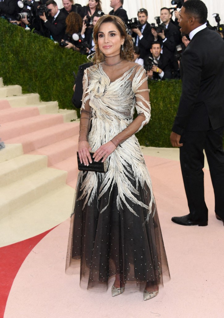 Met Gala واختارت فستانًا أسود من Valentino