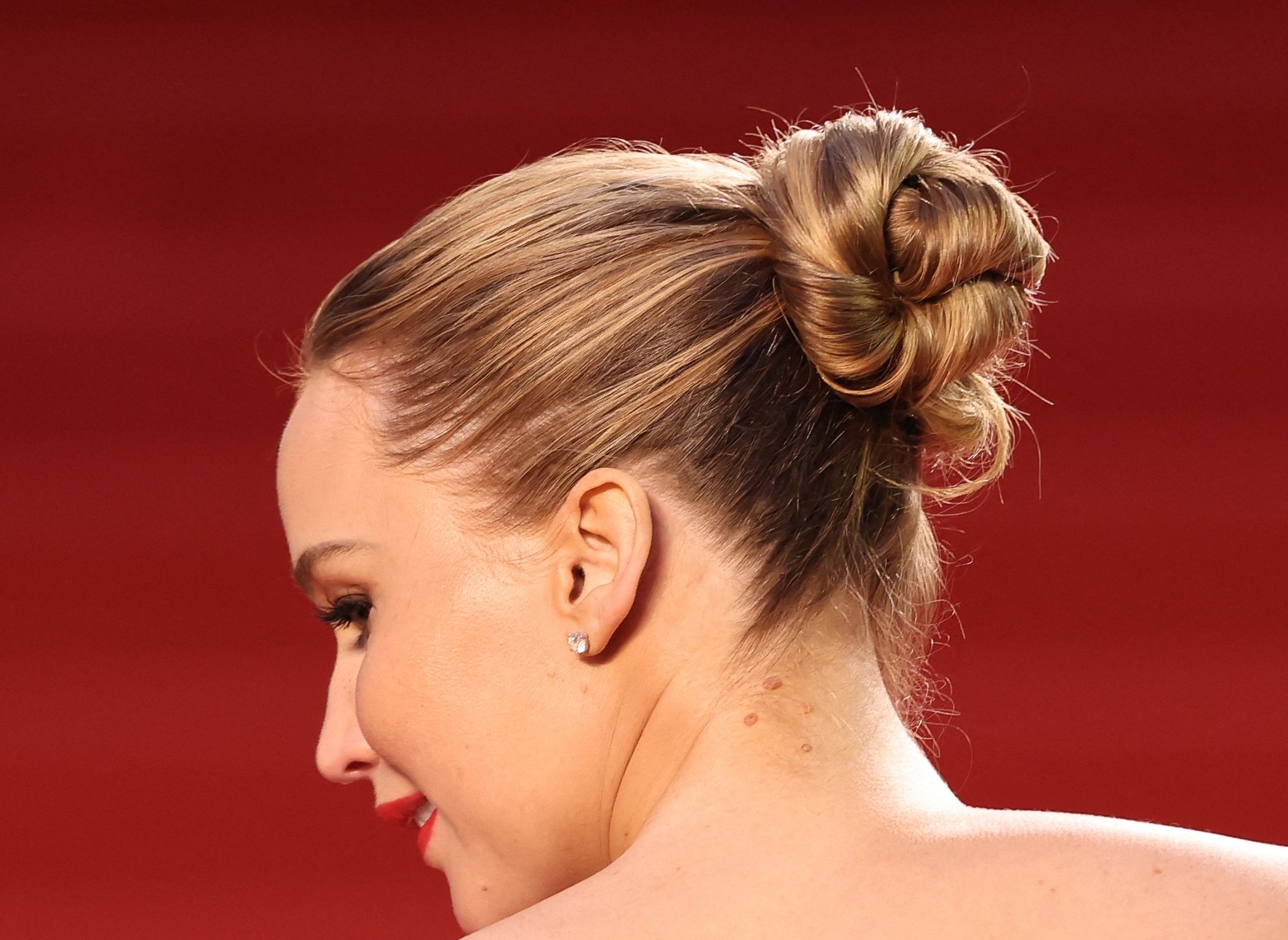اطلالة Jennifer Lawrence بتسريحة الكعكة المتداخلة