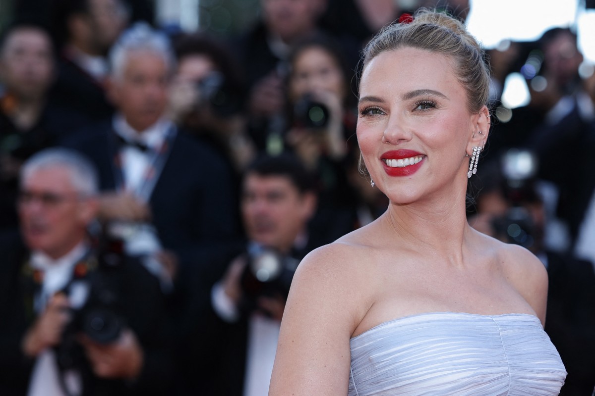 إطلالة Scarlett Johansson بأحمر الشفاه القوي