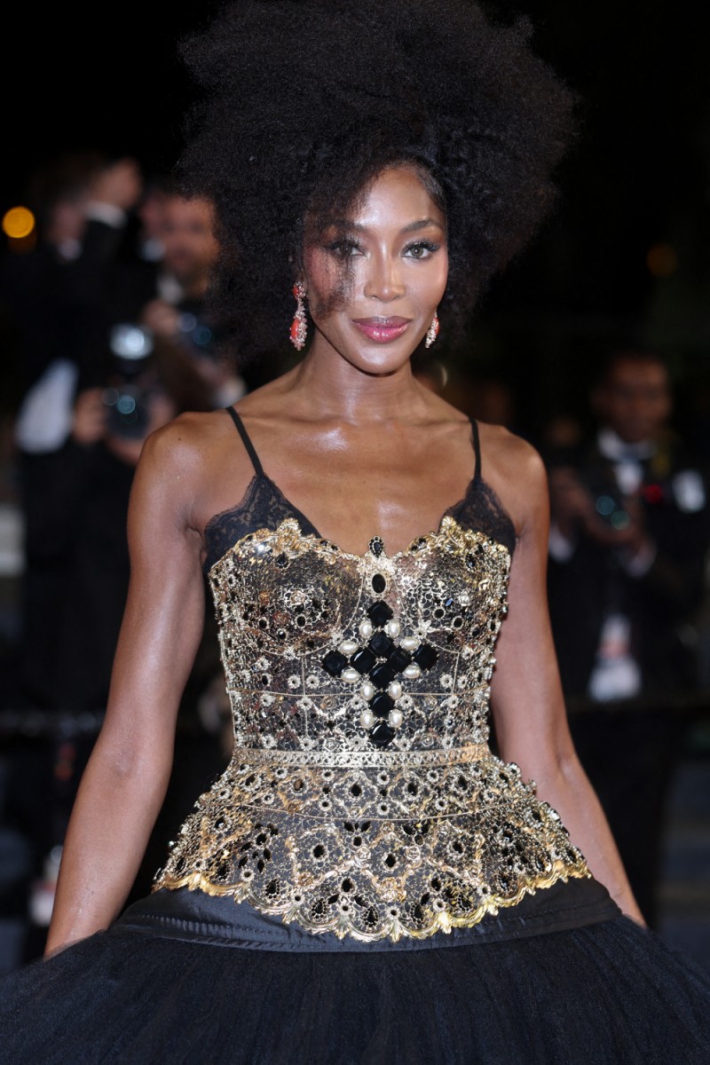 اطلالة Naomi Campbell بمكياج سموكي وذهبي