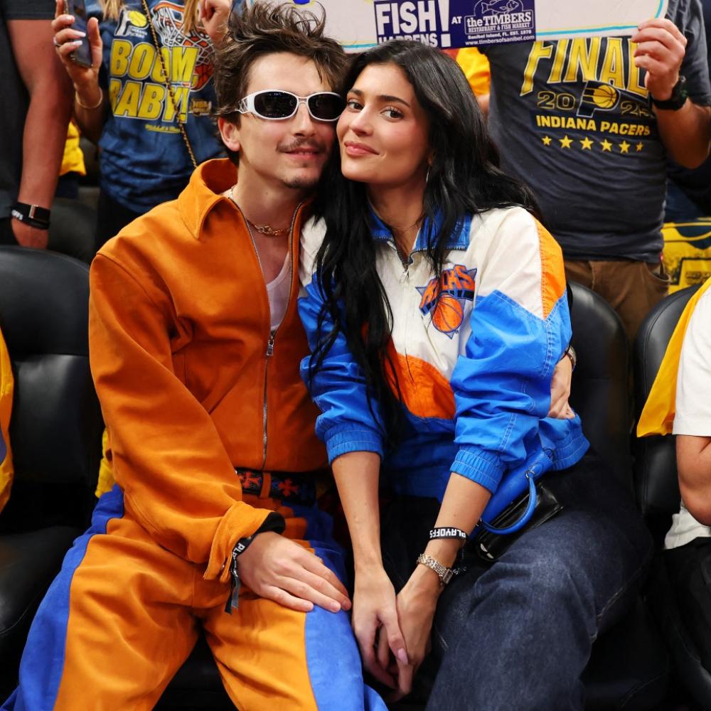 رومانسية كايلي جينر وتيموثي شالاميت أمام الشاشة