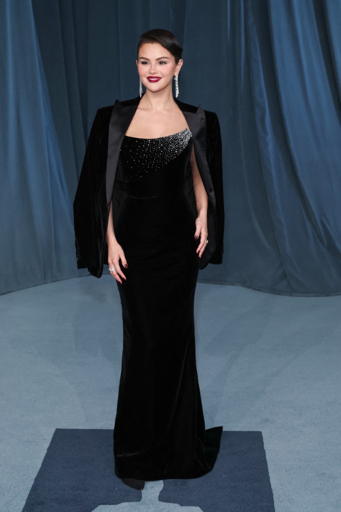 سيلينا غوميز تتألق بالأناقة المخملية بأول ظهور لها بعد الزواج