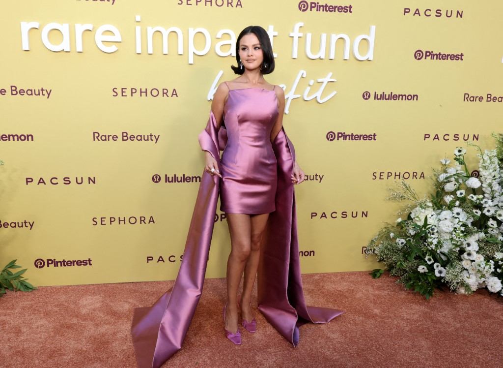 سيلينا غوميز بفستان كلاسيكي مميز من Danielle Frankel