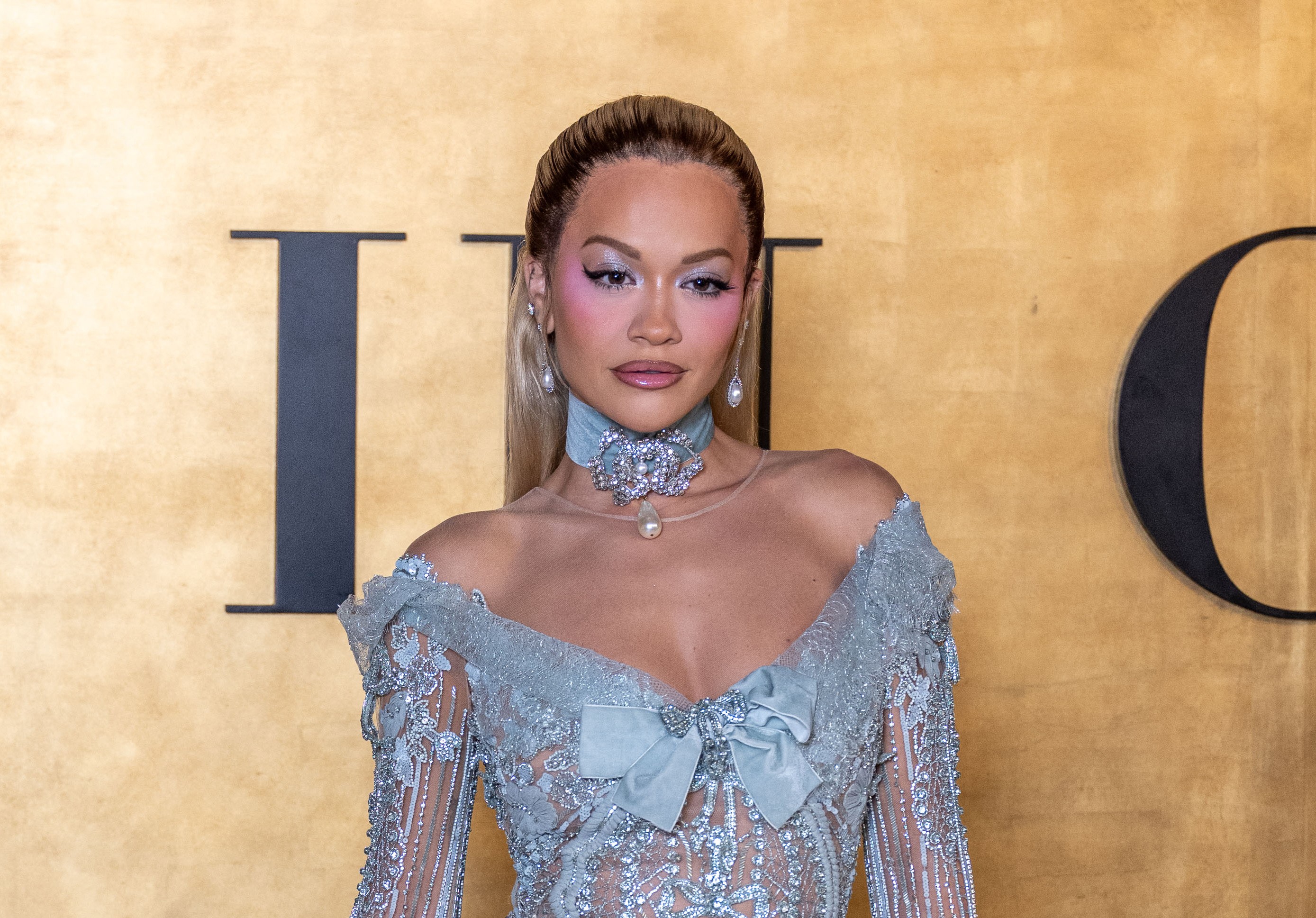 ريتا أورا (Rita Ora) بمكياج قوي ولامع